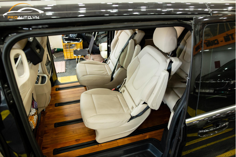 Lót sàn gỗ xe Kia Carnival - Dễ dàng vệ sinh sàn xe khỏi bụi bẩn