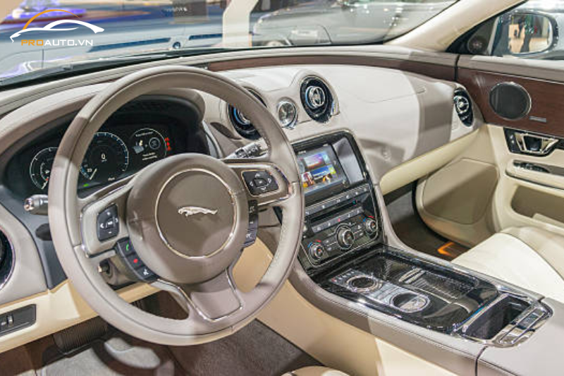 Lựa chọn đổi màu nội thất xe Jaguar XJ theo phong thủy