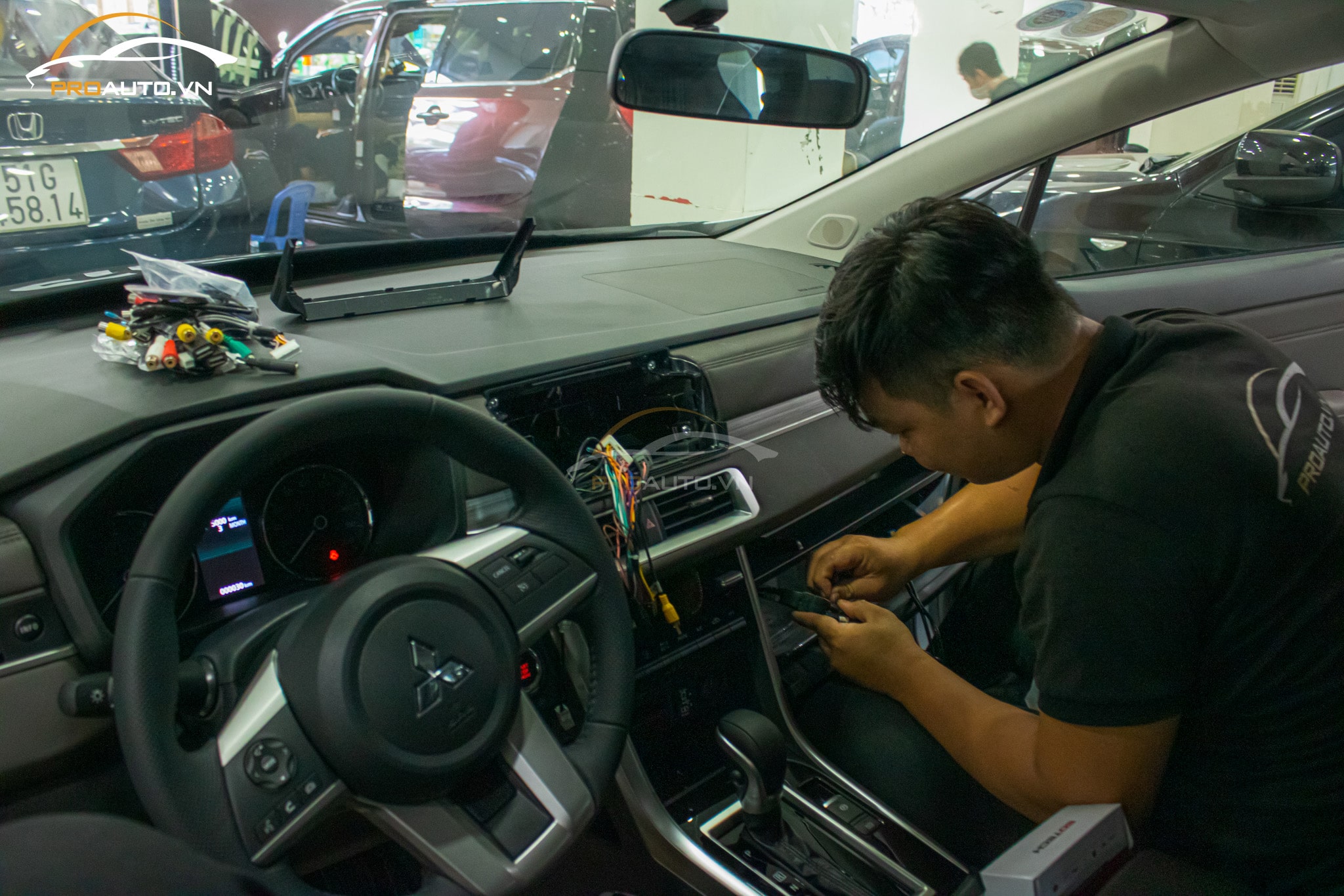 Thi công lắp đặt màn hình Android Gotech tại Proauto.vn