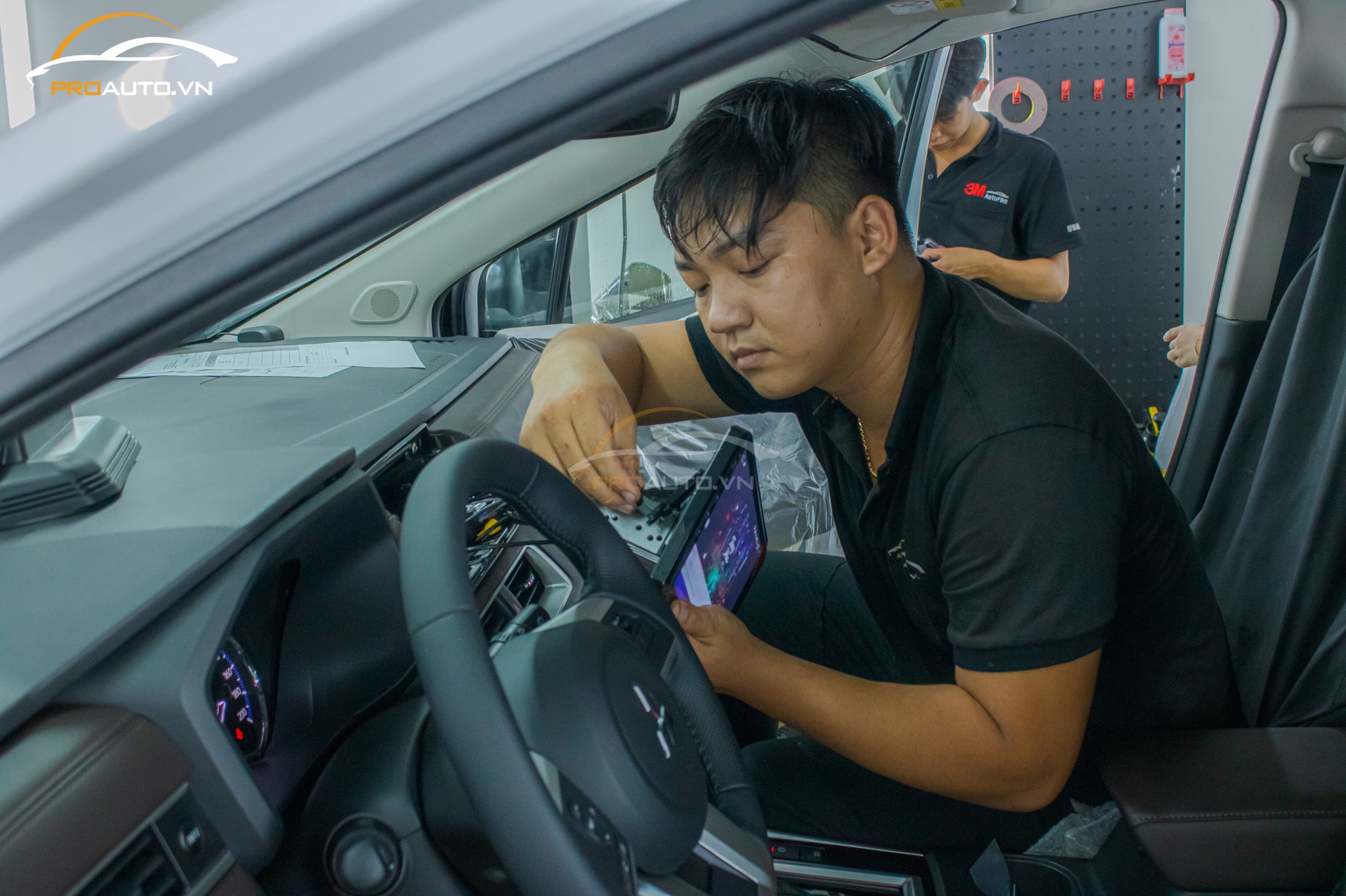 Thi công lắp đặt màn hình Android Gotech tại Proauto.vn