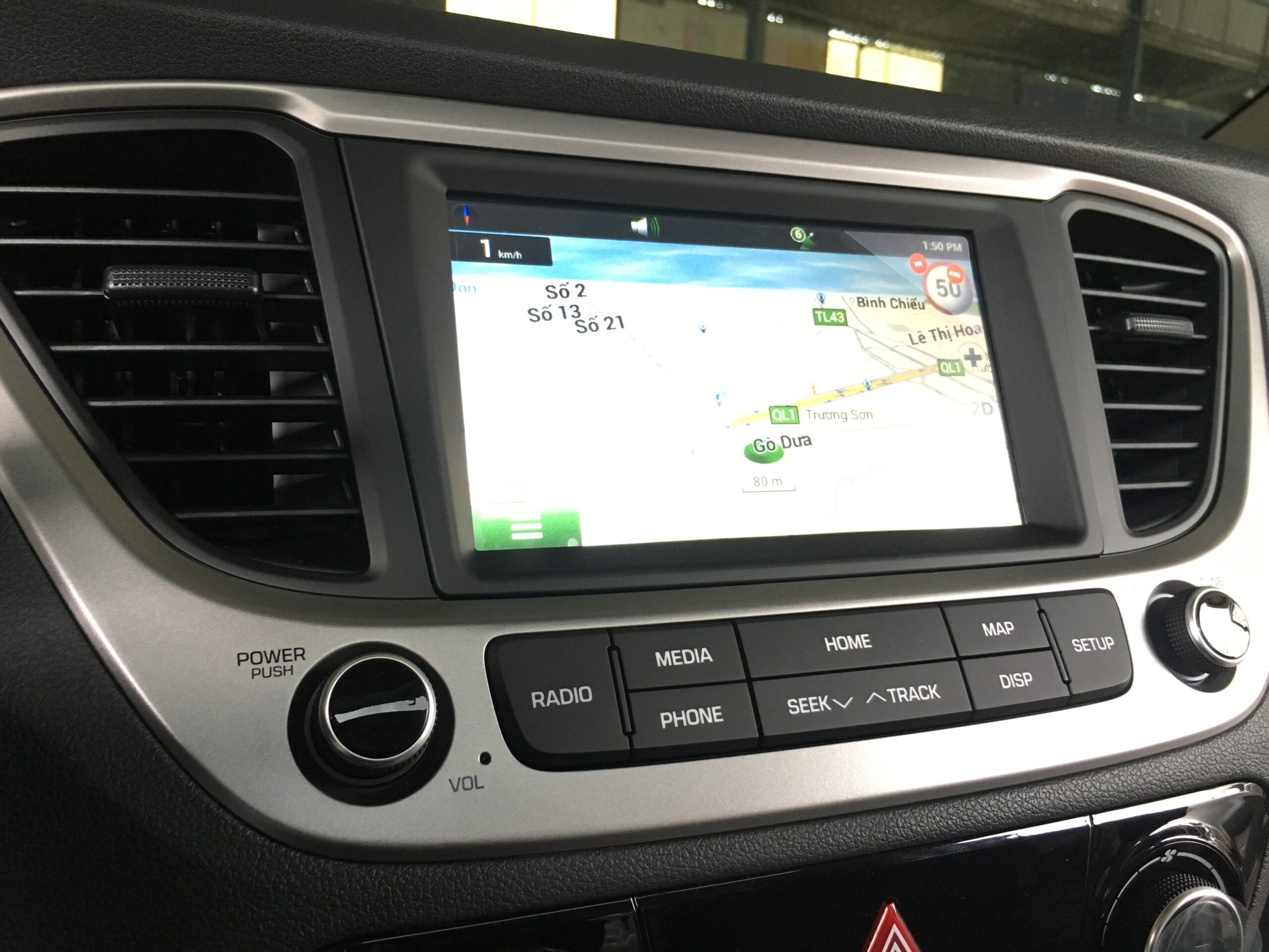 Màn hình zin Huyndai Accent chỉ đáp ứng những tính năng cơ bản