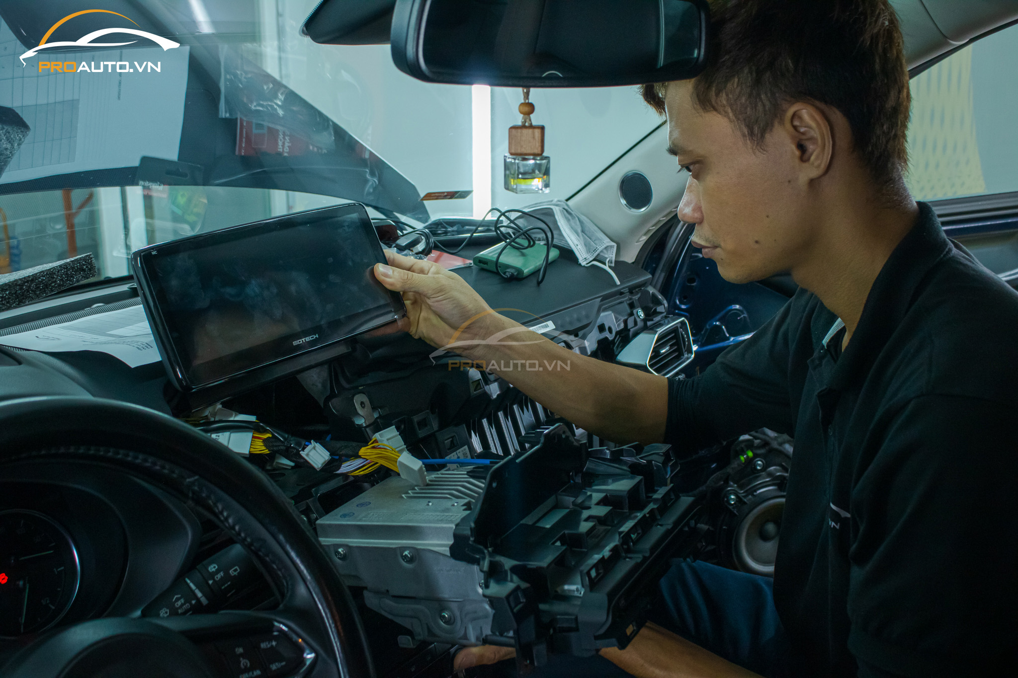 Thi công lắp màn hình Android Gotech cho ô tô tại ProAuto.vn