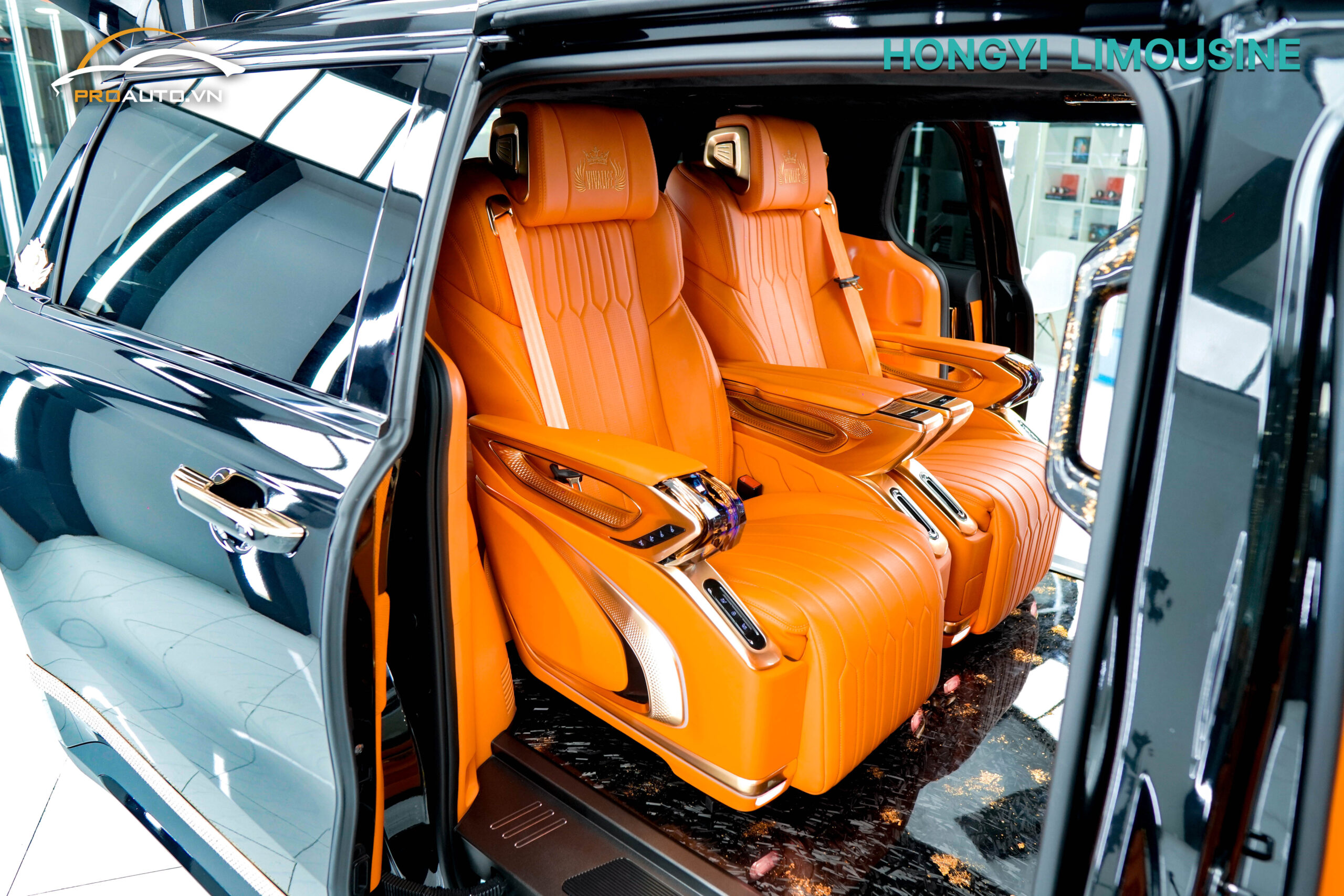 Mẫu xe Carnival độ Limousine mạ vàng 24k