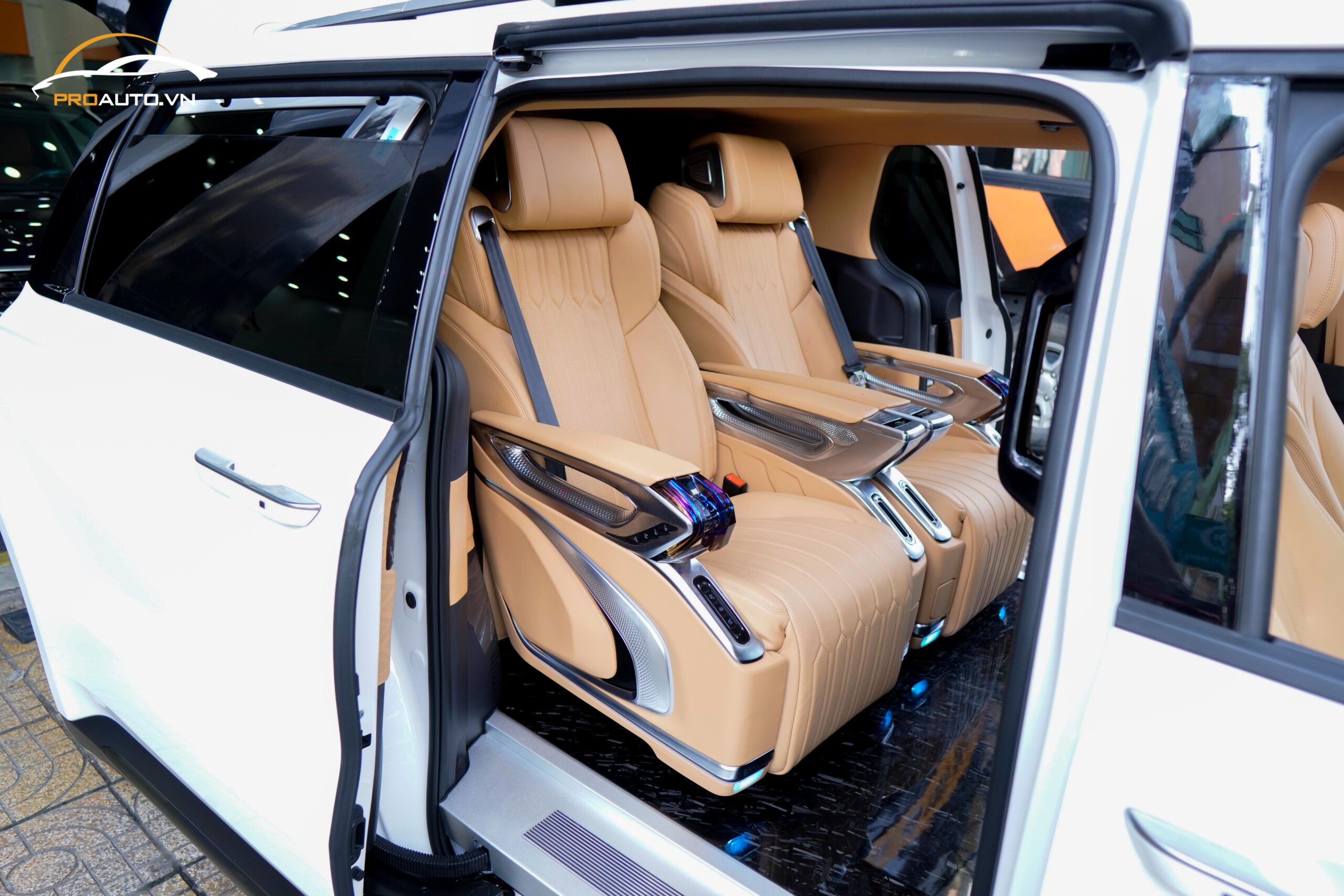 Mẫu xe Carnival độ Limousine màu bạc xỉu