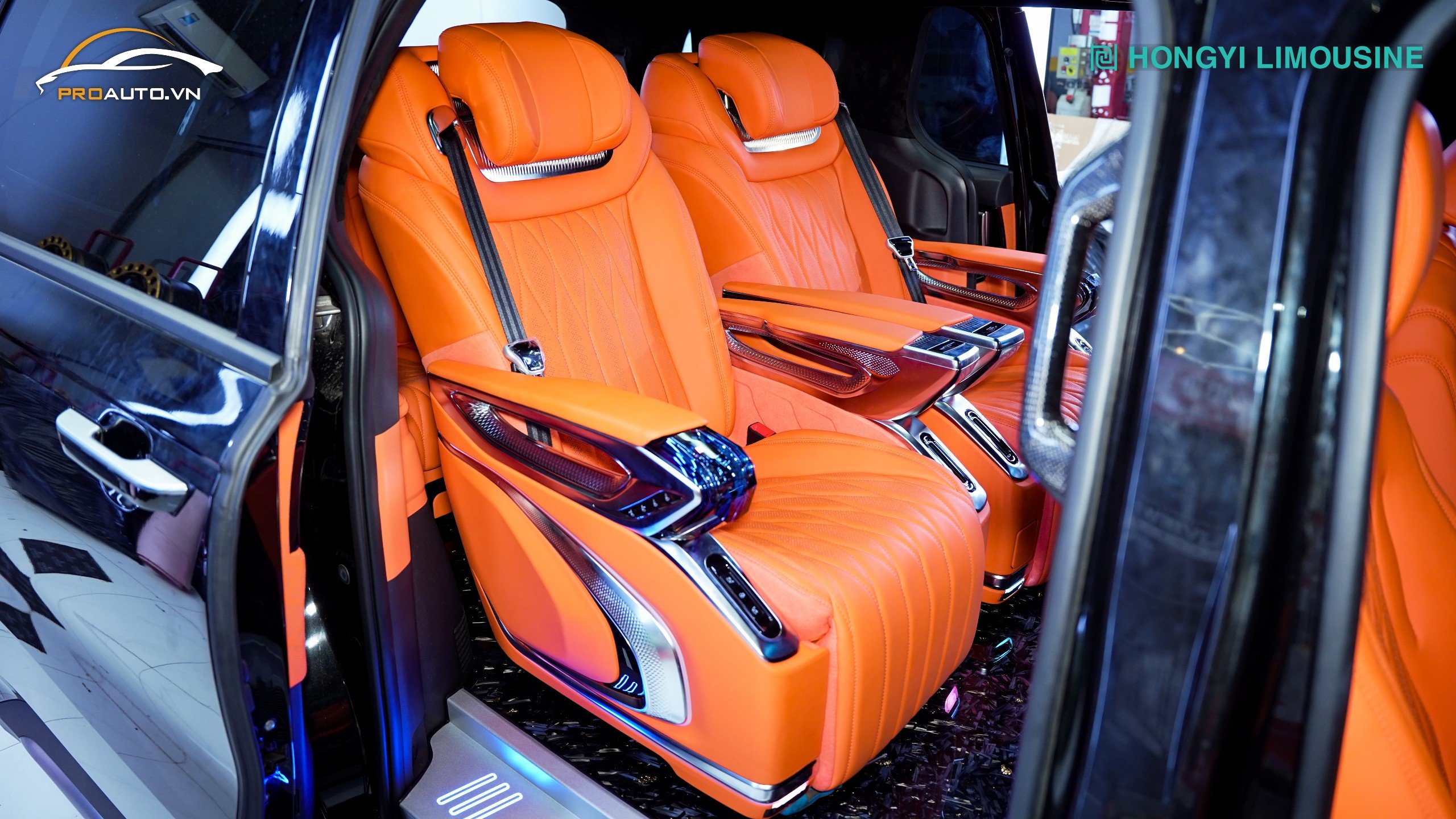 Mẫu xe Carnival độ Limousine màu cam kem