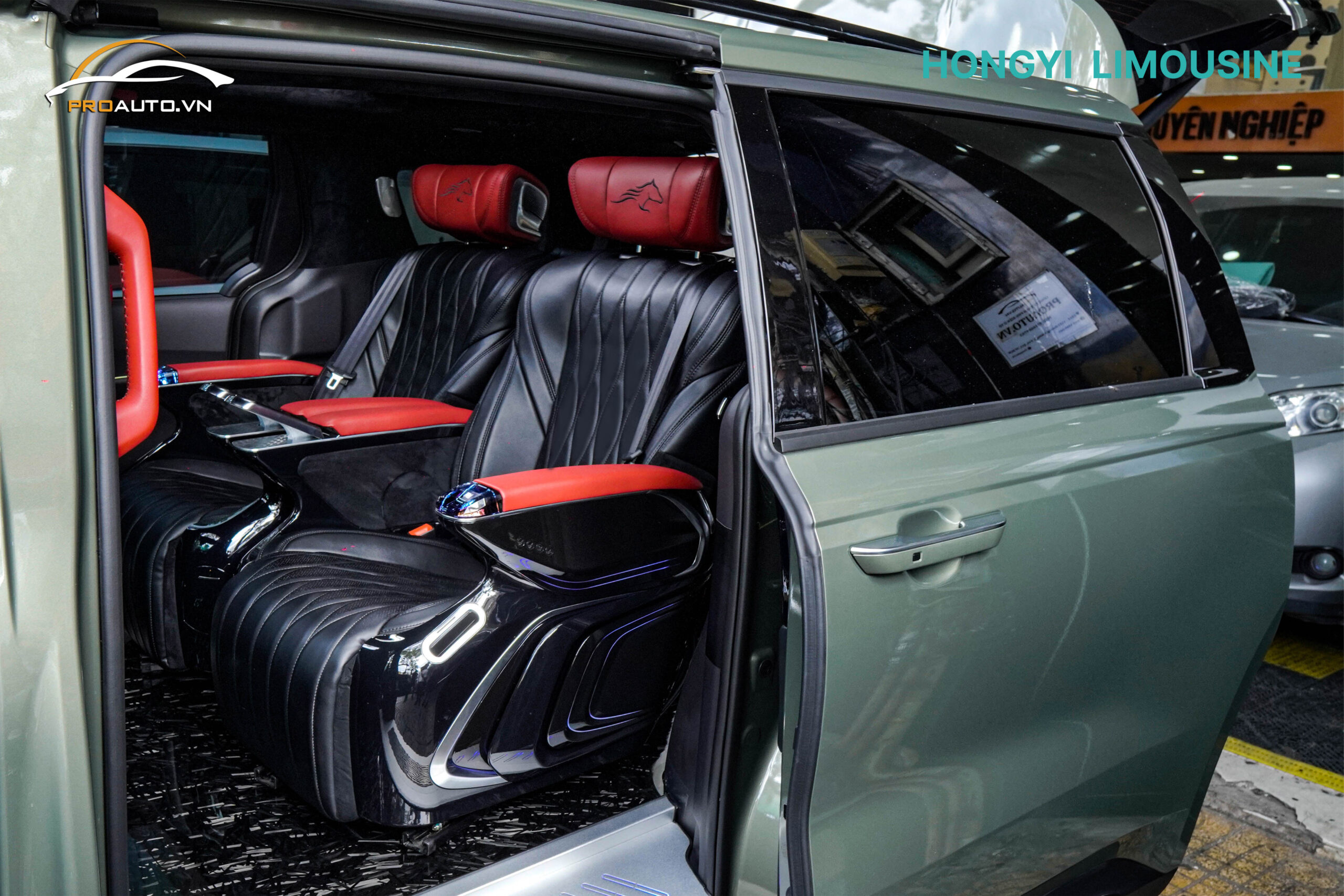 Mẫu xe Carnival độ Limousine màu đỏ đen