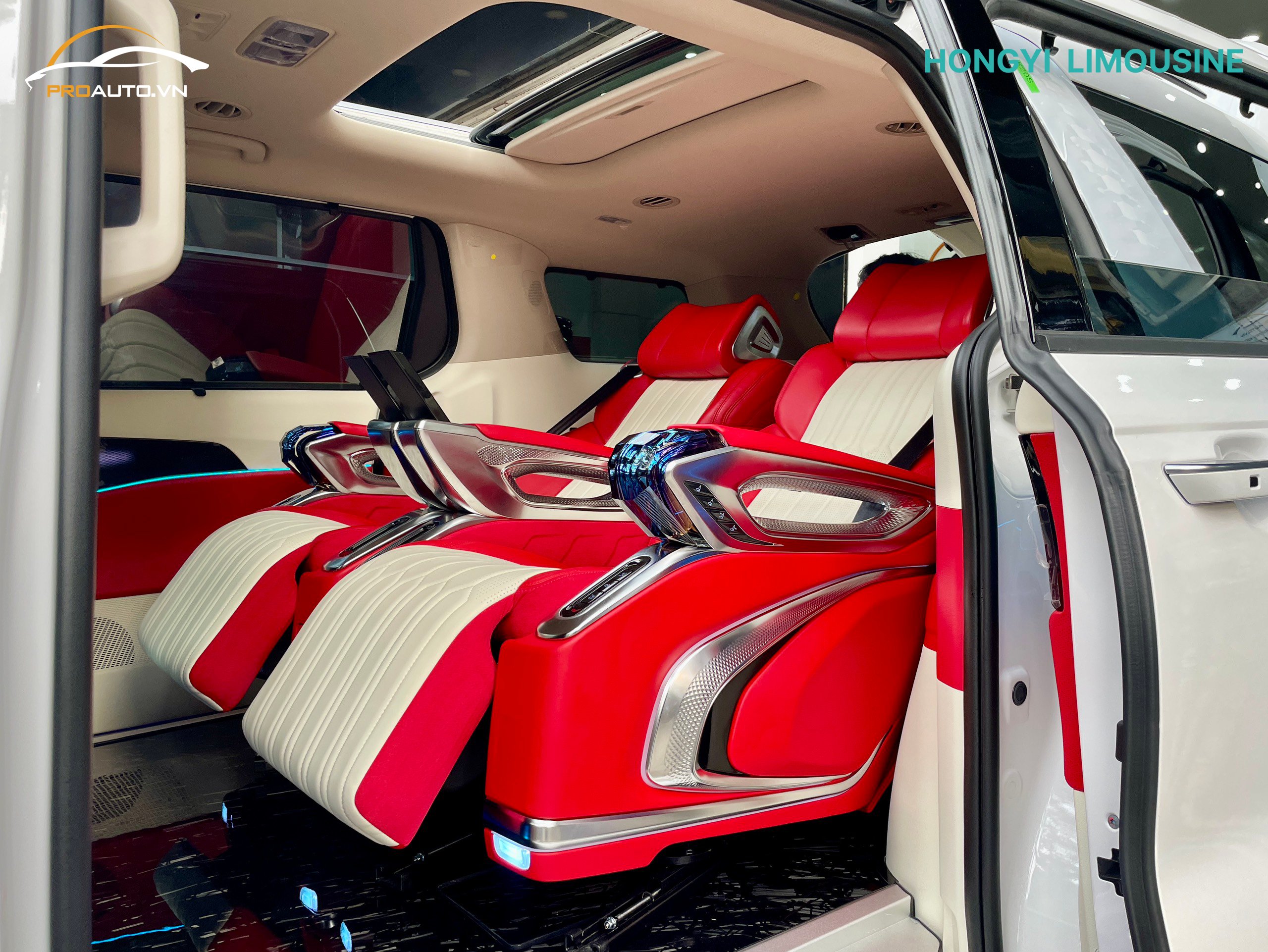 Mẫu xe Carnival độ Limousine màu đỏ trắng