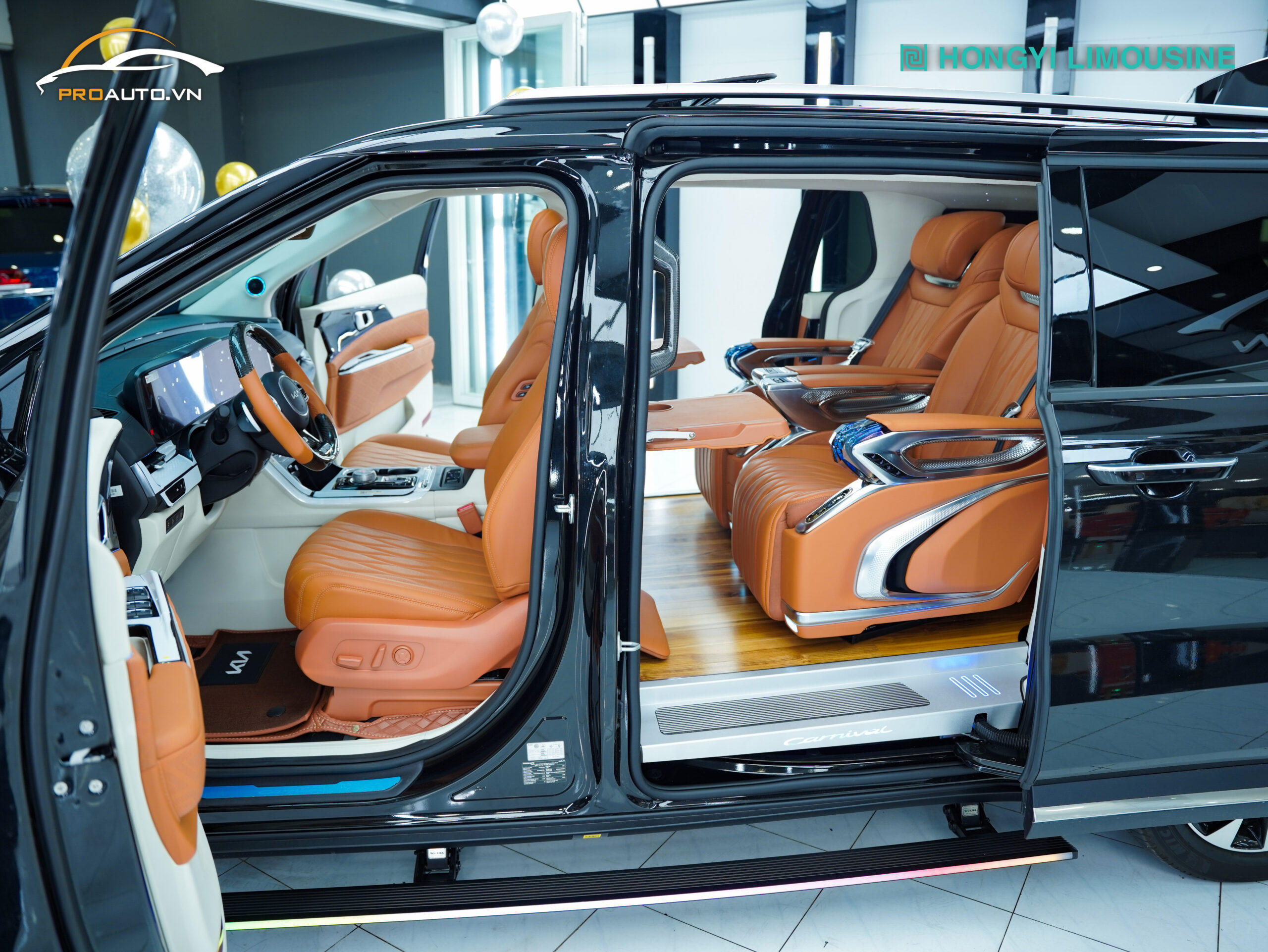 Mẫu xe Carnival độ Limousine màu nâu kem