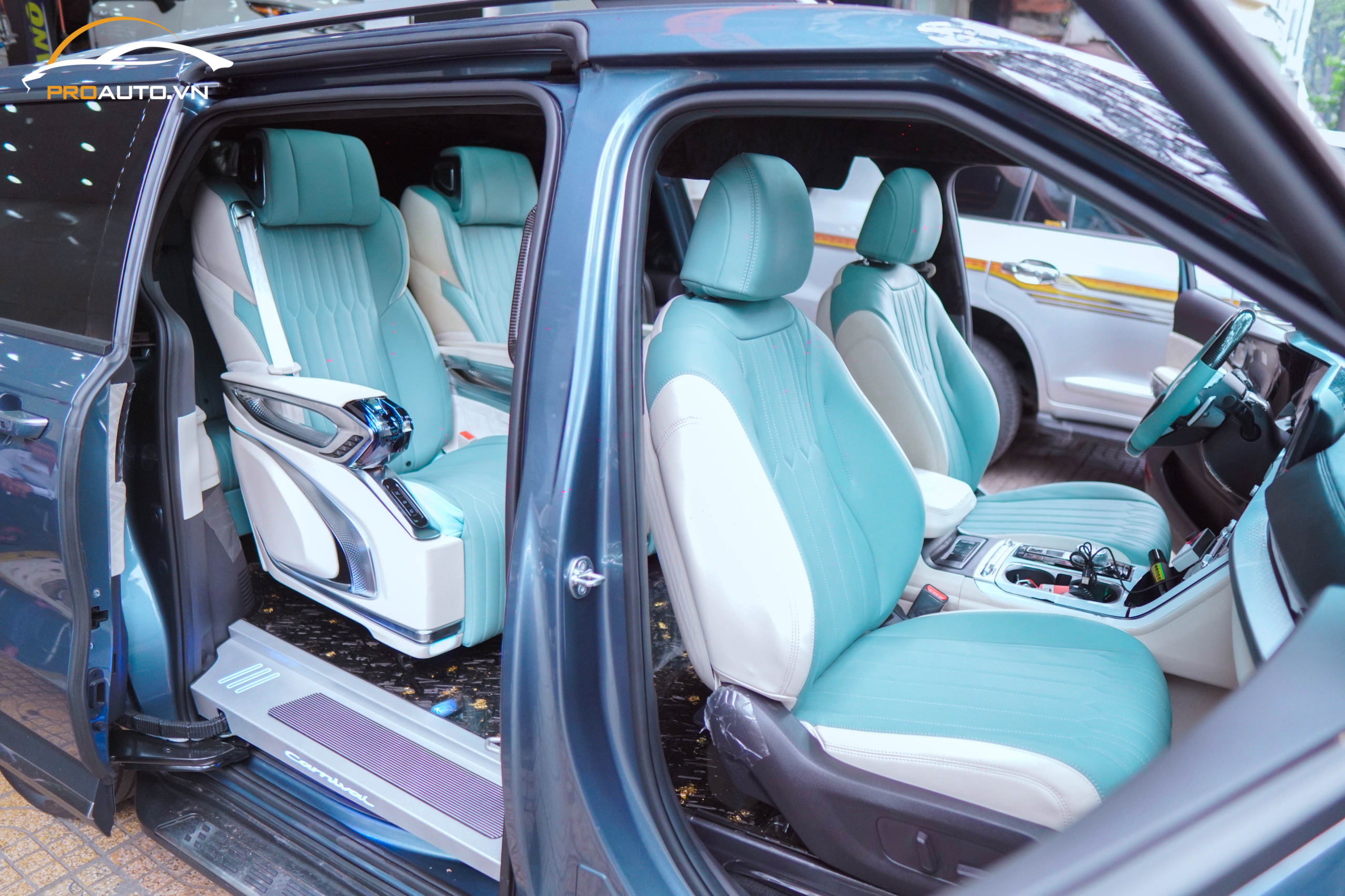 Mẫu xe Carnival độ Limousine màu xanh mint