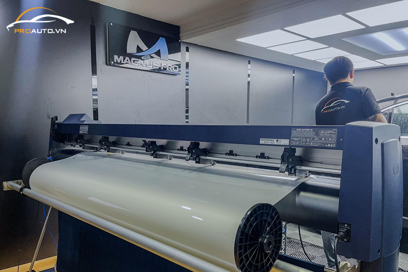 Máy cắt phim PPF ô tô hiện đại tại PROAUTO.VN