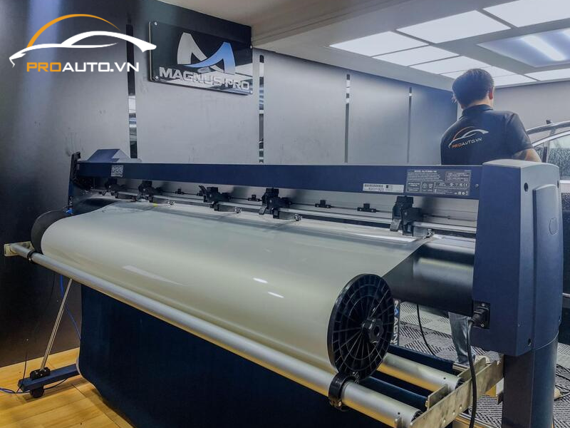 Máy cắt phim PPF ô tô hiện đại tại PROAUTO.VN