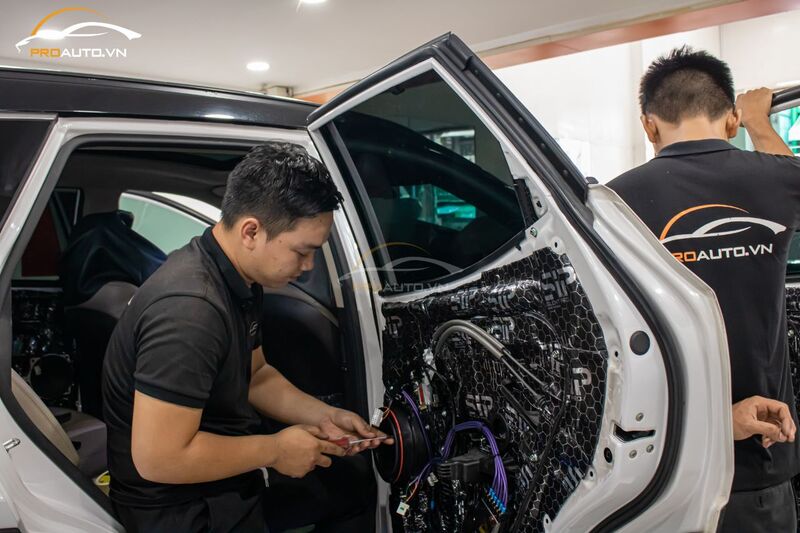 Kỹ thuật viên âm thanh thi công lắp đặt loa ô tô