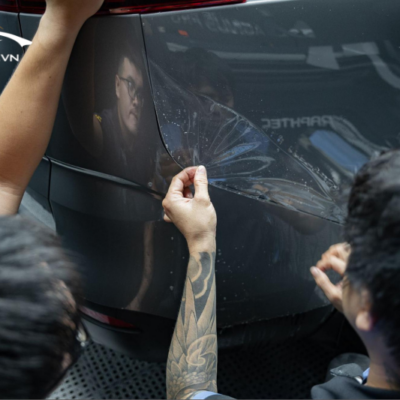 Mỗi công đoạn dán PPF đều được kỹ thuật viên thi công cẩn thận