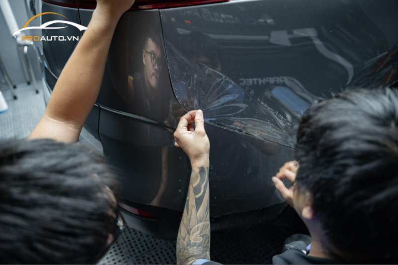 Mỗi công đoạn dán PPF đều được kỹ thuật viên thi công cẩn thận