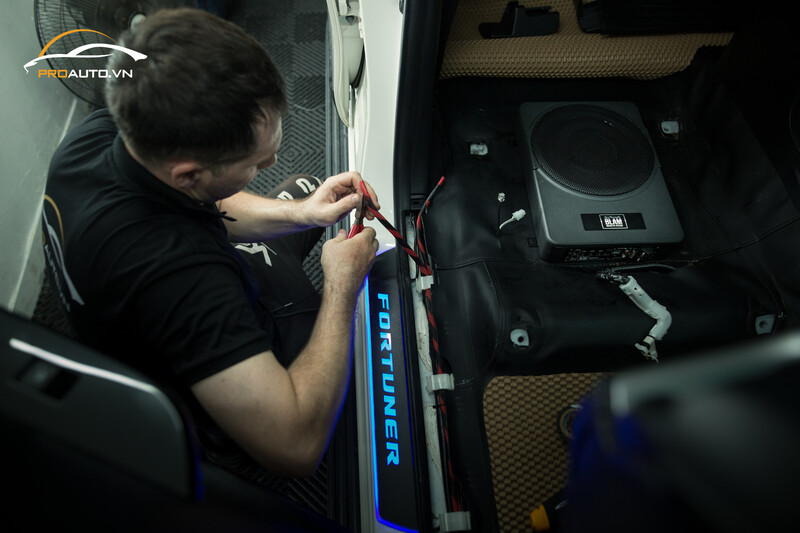 Quy trình lắp đặt loa sub xe ô tô