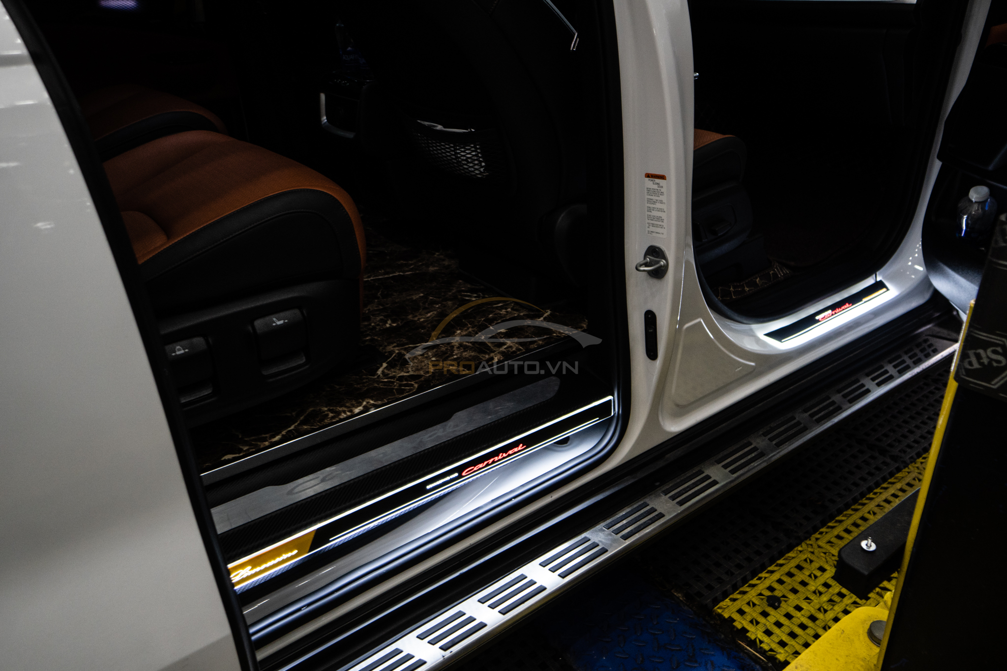 Xe sau khi được dán nẹp bước chân có đèn Kia Carnival