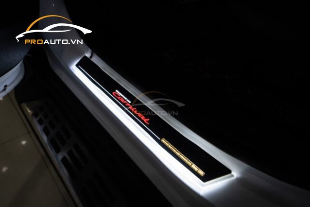 Lắp nẹp bước chân chống xước ô tô giúp bảo vệ phần bệ cửa của xe