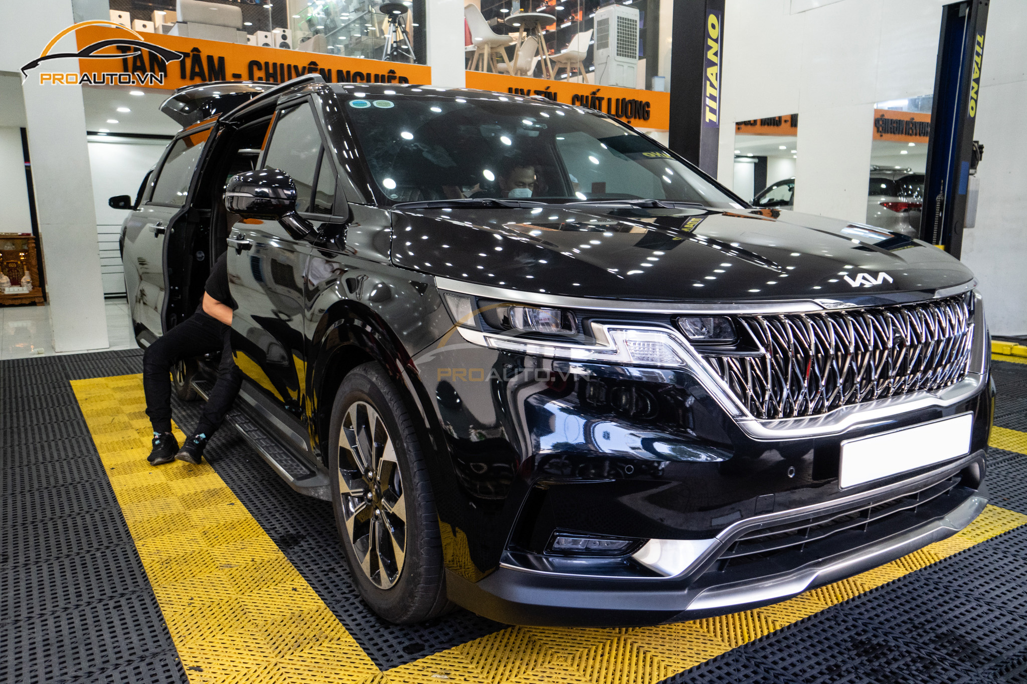 Độ hoàn thiện đồ chơi phụ kiện xe KIA Carnival tại Proauto.vn