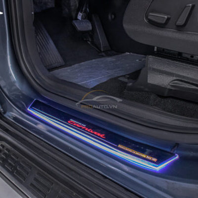 nep buoc chan co den kia carnival 9 e1666016887302 1