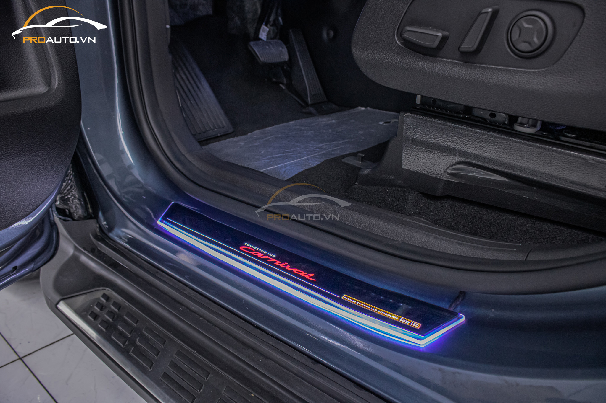 Nẹp bước chân có đèn Kia Carnival