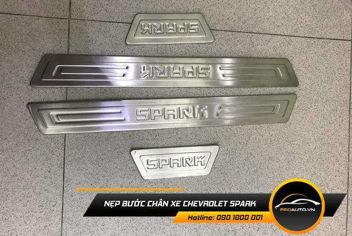 nep buoc chan xe Chevrolet Spark