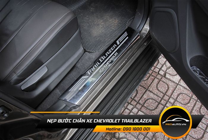 nep buoc chan xe chevrolet trailblazer