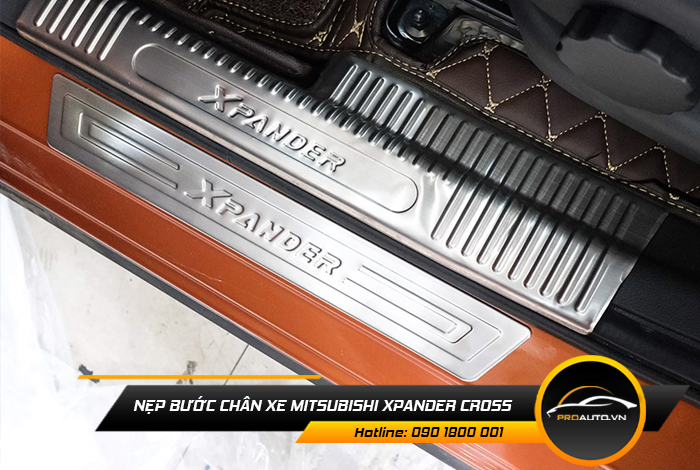 nep buoc chan xe mitsubishi xpander cross