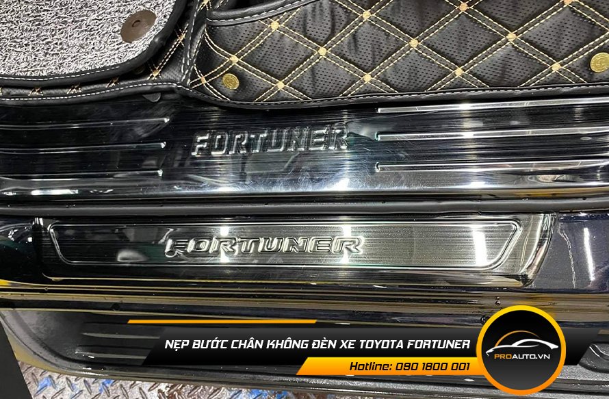 Nẹp bước chân không đèn xe Toyota Fortuner