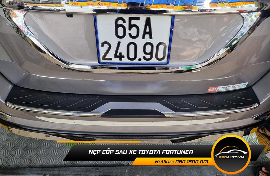 Nẹp chống trầy cốp sau xe Toyota Fortuner