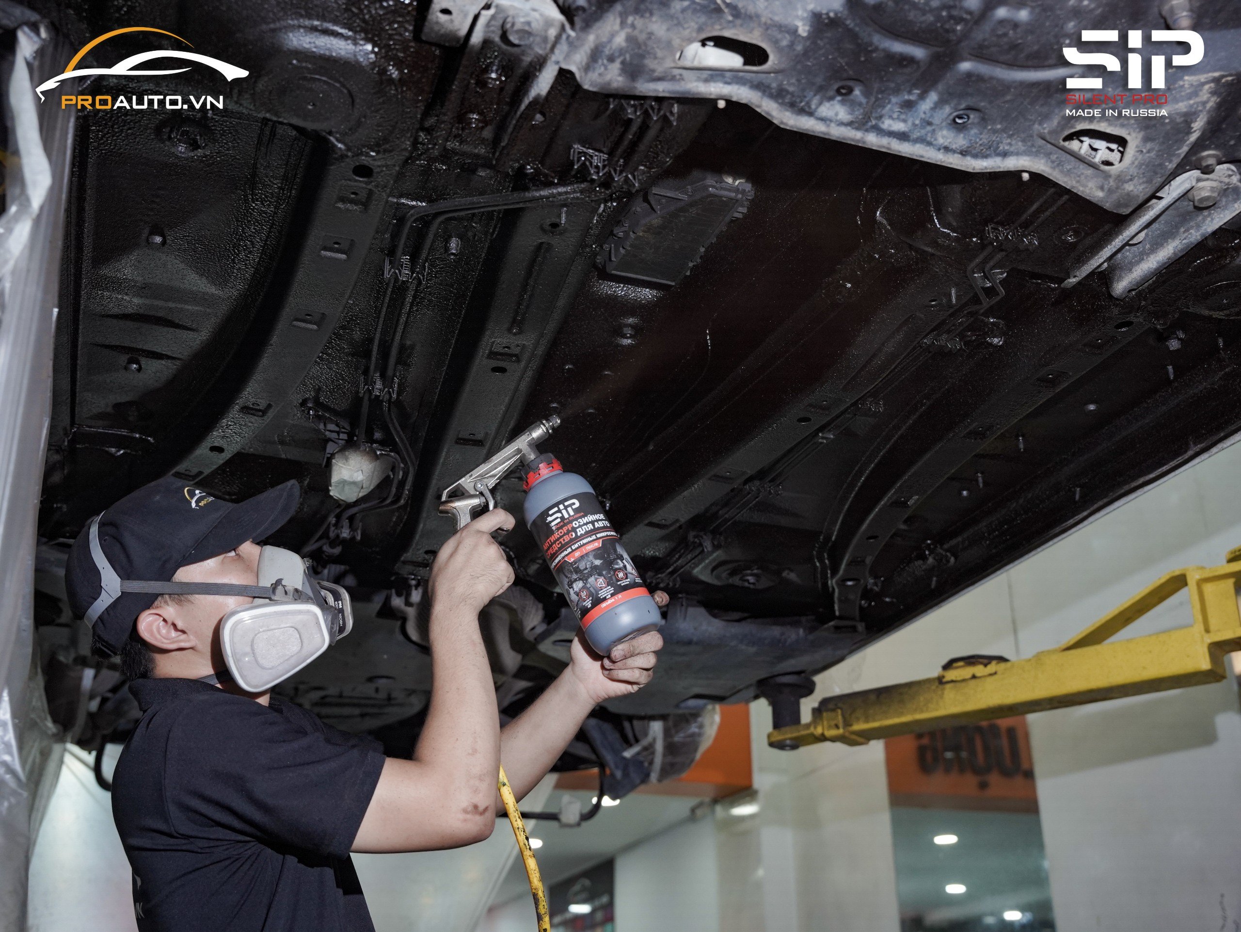 Nhân viên kĩ thuật thi công phủ gầm cho xe ô tô