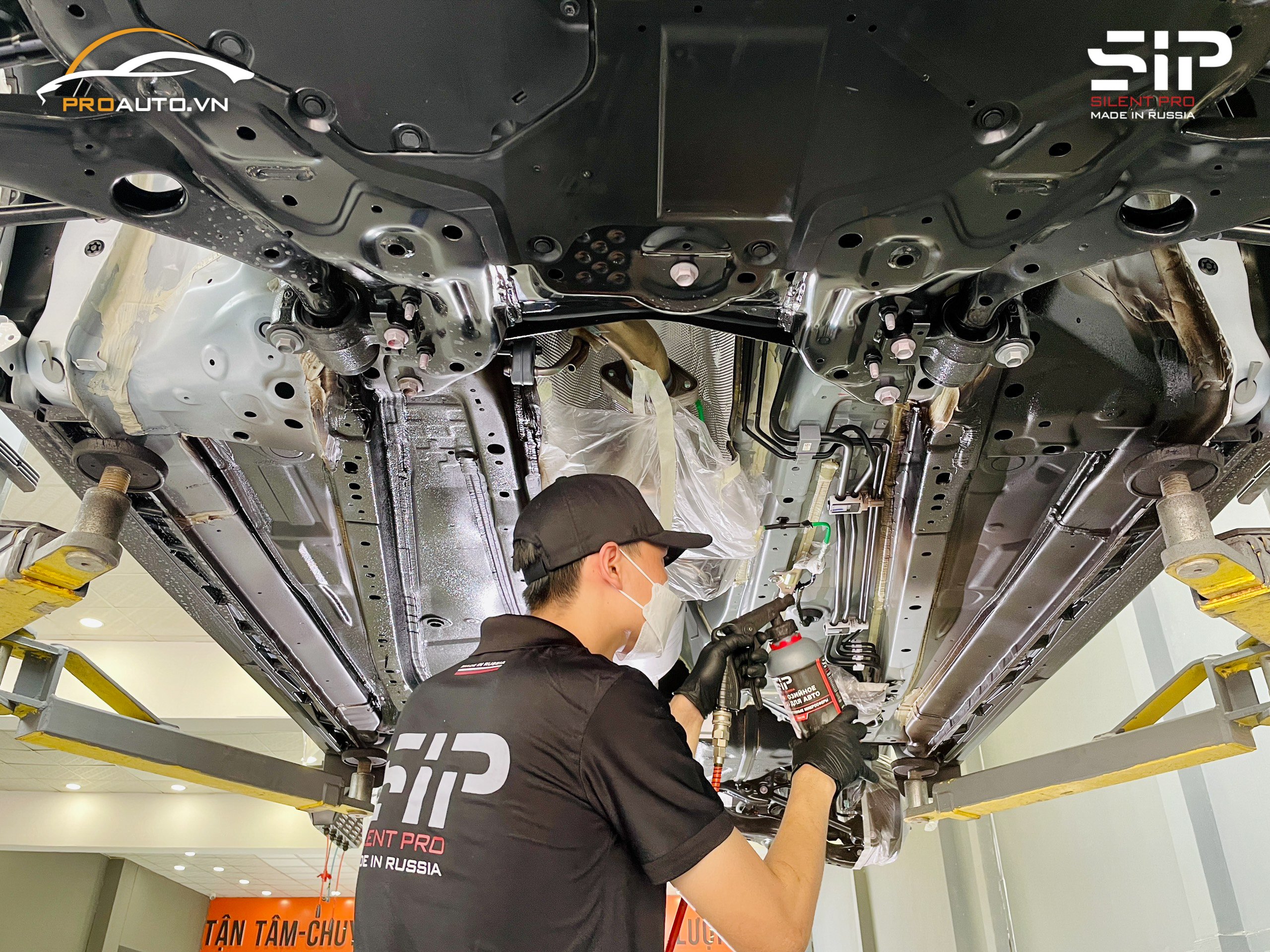 Nhân viên kĩ thuật thi công phủ gầm xe ô tô