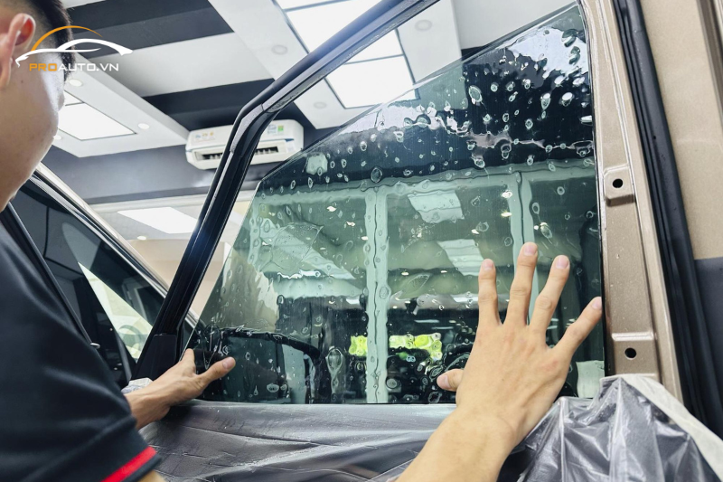 Những lưu ý cần biết khi dán phim cách nhiệt xe Toyota Hiace