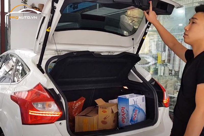 Nút đóng mở cốp điện ở phía sau cốp xe