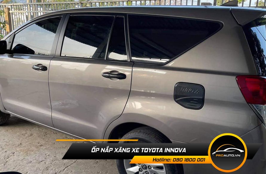 Ốp nắp bình xăng xe Toyota Innova