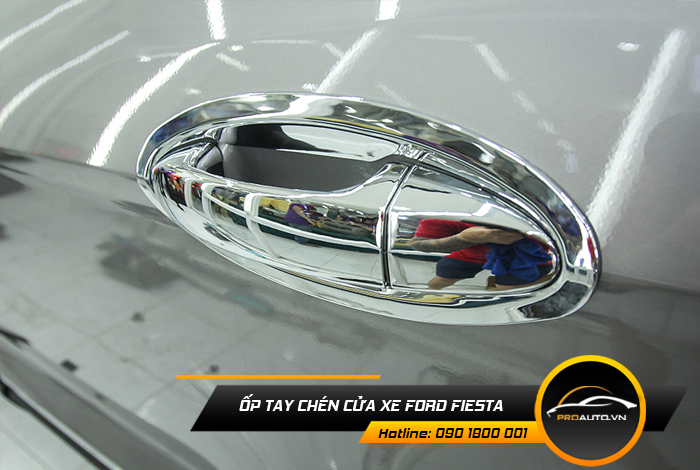 op tay chen cua xe ford fiesta
