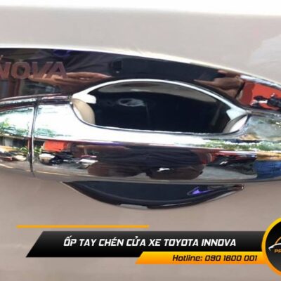 op tay chen cua xe toyota innova 1