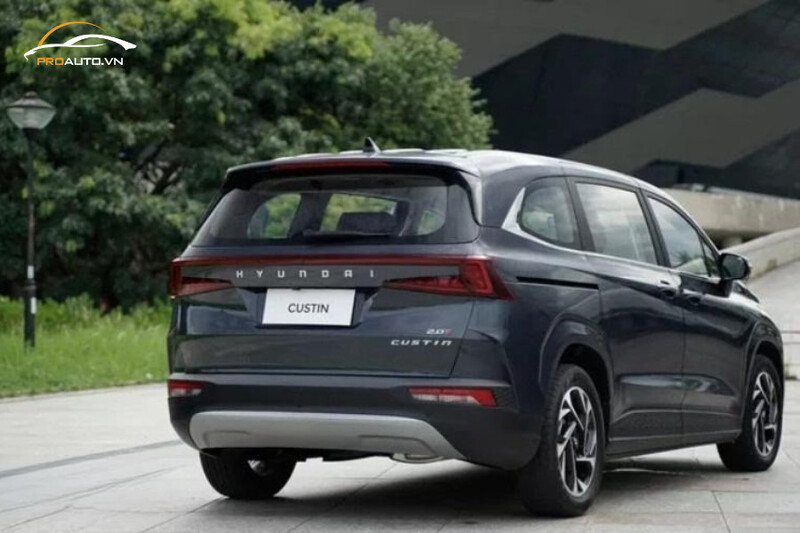 Phần đuôi xe của Hyundai Custin 2024 nổi bật với cụm đèn hậu viền LED