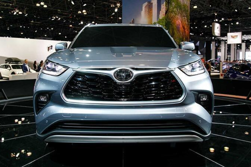 Phía đầu xe Toyota Highlander 2024 