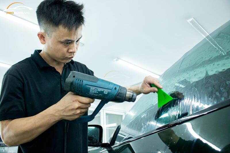 Phim cách nhiệt được dán một cách tỉ mỉ