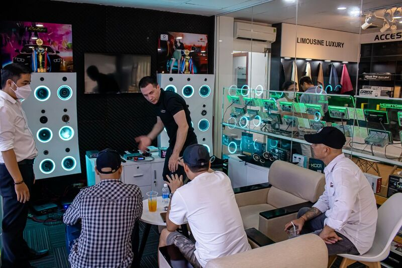 Phòng Demo âm thanh đạt chuẩn cùng chuyên gia âm thanh nước ngoài