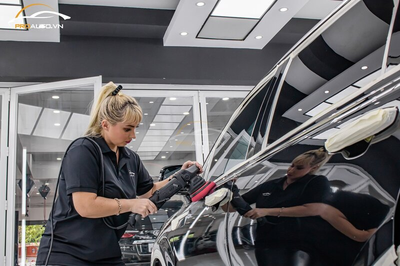 Phủ Ceramic xe Hyundai Custin làm tăng độ bóng cho bề mặt sơn