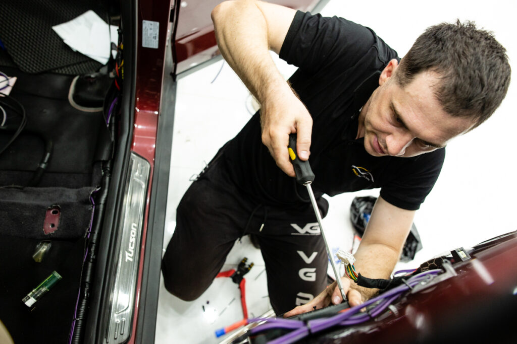 Kỹ thuật viên thi công độ loa âm thanh tại Proauto.vn