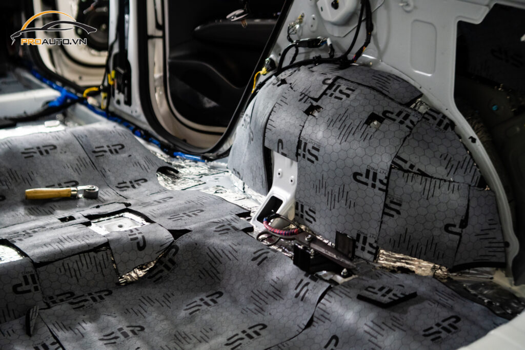 Cách âm vị trí sàn xe Pajero Sport