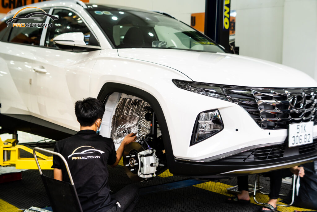 Dán cách âm chống ồn ô tô vị trí hốc bánh xe tại Proauto.vn