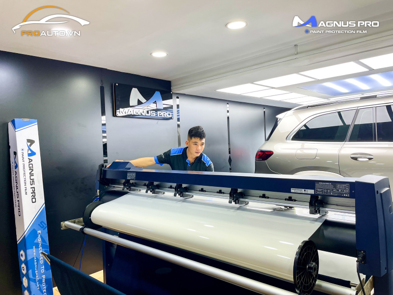 PROAUTO.VN có máy cắt phim PPF thông minh, hiện đại