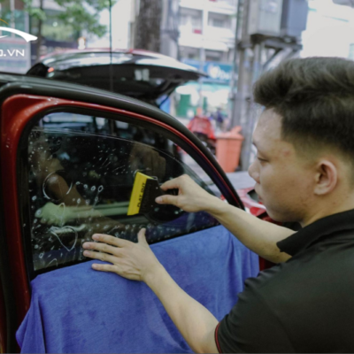 qua trinh dan phim cach nhiet cho xe hoi duoc thuc hien mot cach ti mi 1