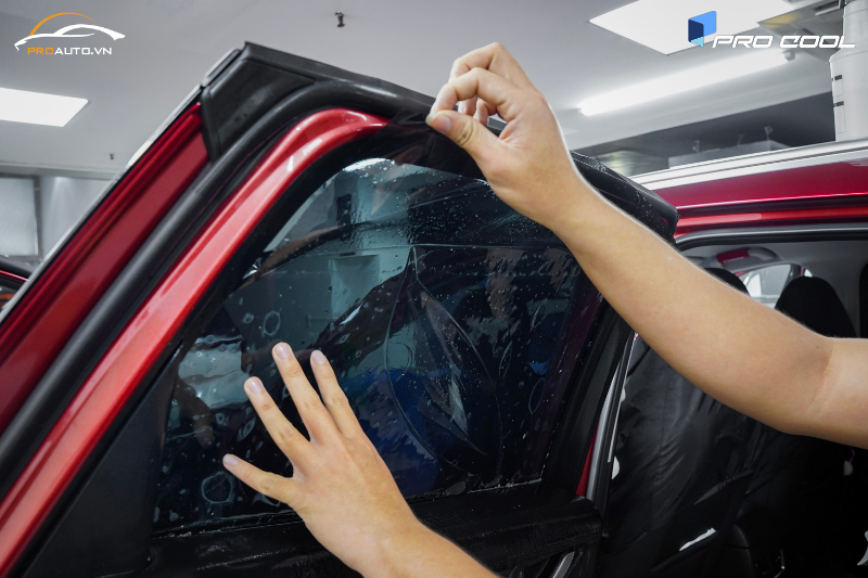 Quá trình dán phim cách nhiệt xe Mazda CX-8 cẩn thận