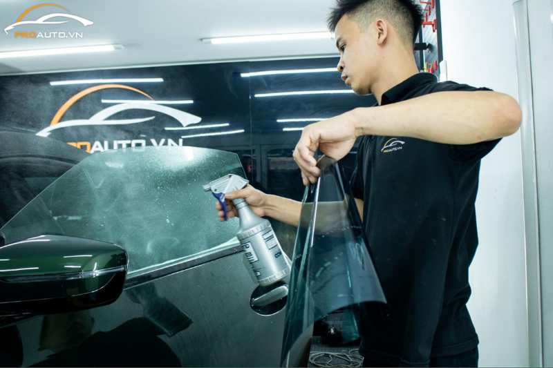 Quy trình dán phim cách nhiệt cho ô tô