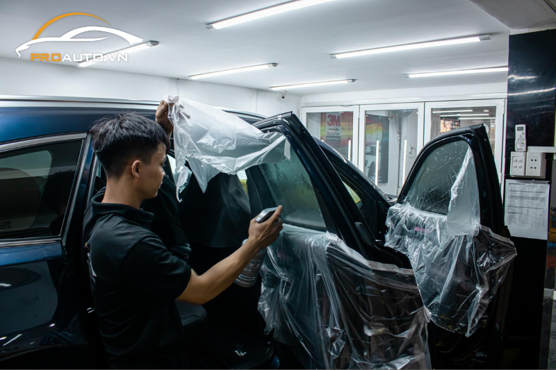 Quy trình dán phim cách nhiệt chuyên nghiệp tại PROAUTO.VN