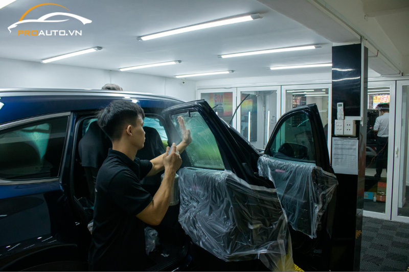 Quy trình dán phim cách nhiệt chuyên nghiệp tại PROAUTO.VN